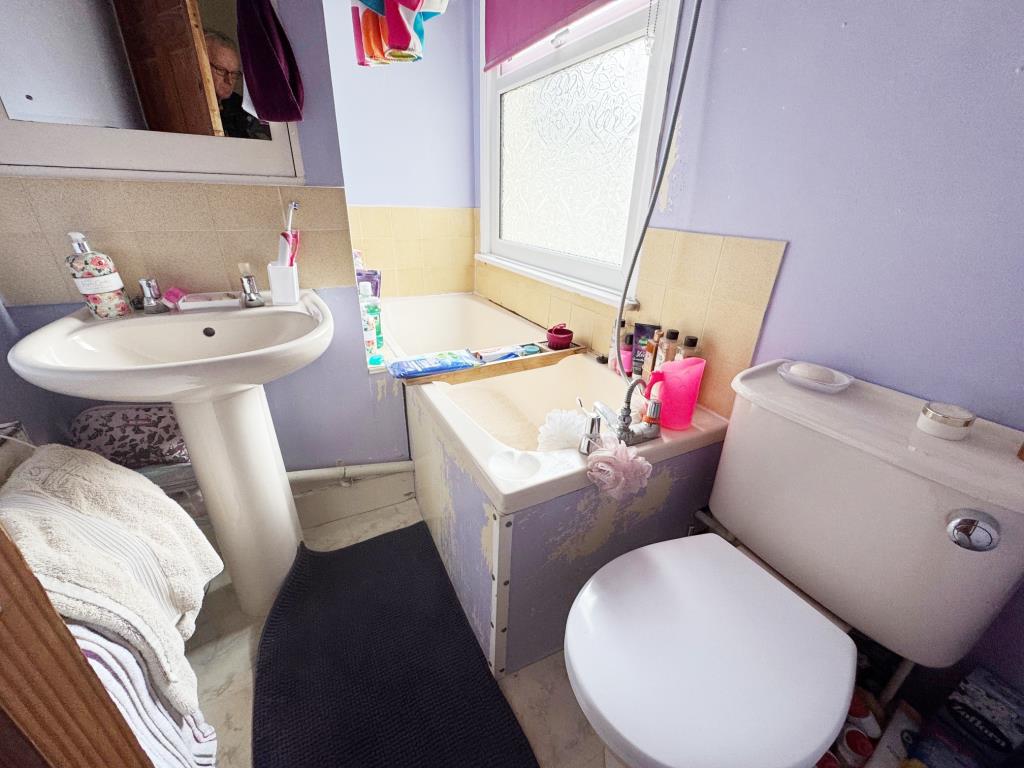 Lot: 95 - TWO-BEDROOM END-TERRACE HOUSE FOR INVESTMENT - Bathroom